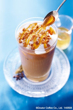 ドトールコーヒーが5月8日に発売する新ドリンクメニュー「ロイヤル ハニーチャイ」（ホット/アイス）