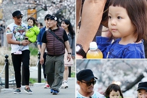 秋山成勲＆SHIHOの娘サランちゃんが桜満開の公園で散歩する姿がキャッチされた。