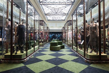 ミウッチャ・プラダの世界をたどる大規模展「プラダスフィア展」が英ハロッズで開催