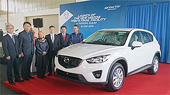 マレーシアの生産委託会社イノコムの工場で完成したマツダ車専用の車両組立工場のオープニングセレモニーの様子（マツダの発表資料より）