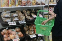 ファミリーマートは、野菜の常温販売用ゴンドラを順次導入するなど、野菜のラインナップを充実させる。