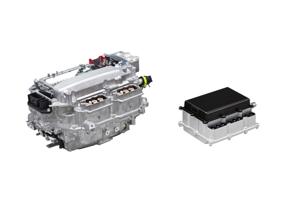 左：シリコンパワー半導体採用PCU(現行品)　右：SiCパワー半導体採用PCU(目標サイズ)