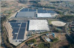 LIXILの太陽光発電施設「LIXIL須賀川SOLAR POWER」の航空写真（同社発表資料より）