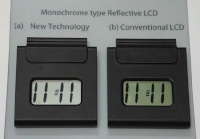東北大学の研究グループが開発した反射型液晶ディスプレイ（左側が開発品、右側は従来品、背景に見えるのは従来の電子ペーパーディスプレイの画面）（東北大学の発表資料より）