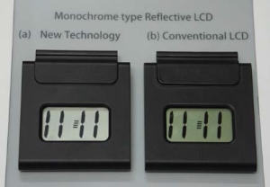 東北大学の研究グループが開発した反射型液晶ディスプレイ（左側が開発品、右側は従来品、背景に見えるのは従来の電子ペーパーディスプレイの画面）（東北大学の発表資料より）