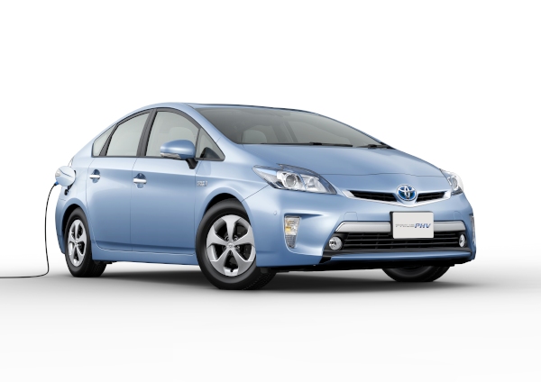トヨタ自動車、日産自動車、本田技研工業（ホンダ）、三菱自動車工業（三菱自）の4社は、電気自動車（EV）、プラグインハイブリッド車（PHEV・PHV）向けの充電用インフラの普及に向け、新会社「合同会社日本充電サービス」を設立した。写真は、トヨタの「プリウスPHV」