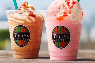タリーズコーヒーは、いちごづくしのフローズンスイーツドリンク「ストロベリークリームスワークル」などの夏の新商品を25日（水）から発売する。