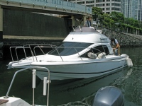 「Sea-Style」ボートのレンタル料金は、3時間:7200円から2万7800円。写真は、操縦席がルーフ上にある定員10名の人気のオープンエアボート「LUXAIR」。
