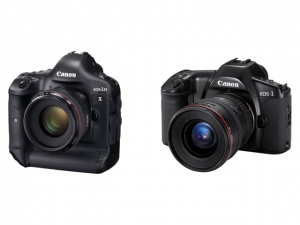 写真左が2012年6月にリリースされた最新鋭のキヤノン「EOS-1D X」。右が1989年発売の初号機「EOS-1」だ。