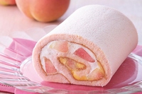 アイビーは、甘くみずみずしい白桃を使った「季節のトライフルロール白桃」と「トライフルオムレット白桃」を7月1日から期間限定で販売する。