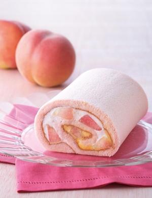 アイビーは、甘くみずみずしい白桃を使った「季節のトライフルロール白桃」と「トライフルオムレット白桃」を7月1日から期間限定で販売する。