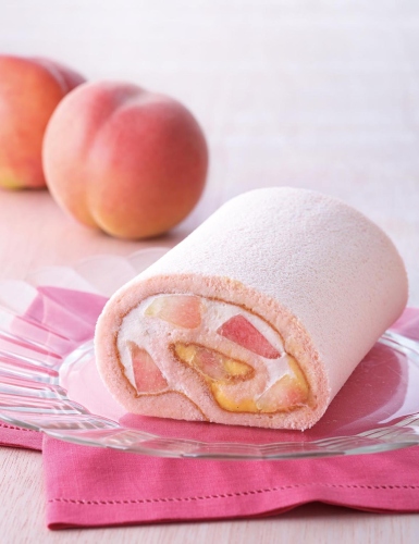 アイビーは、甘くみずみずしい白桃を使った「季節のトライフルロール白桃」と「トライフルオムレット白桃」を7月1日から期間限定で販売する。