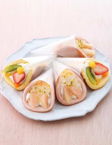 アイビーは、甘くみずみずしい白桃を使った「季節のトライフルロール白桃」と「トライフルオムレット白桃」を7月1日から期間限定で販売する。