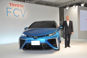 トヨタ自動車は、セダンタイプの新型燃料電池自動車（FCV）を2014年度内に販売すると発表した。