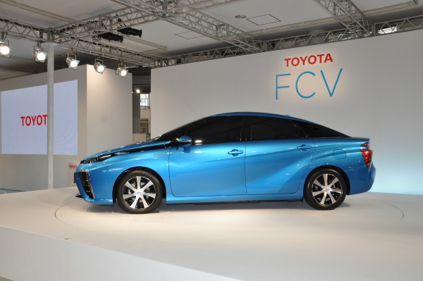 トヨタ自動車は、セダンタイプの新型燃料電池自動車（FCV）を2014年度内に販売すると発表した。