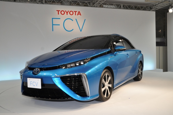 トヨタ自動車は、セダンタイプの新型燃料電池自動車（FCV）を2014年度内に販売すると発表した。