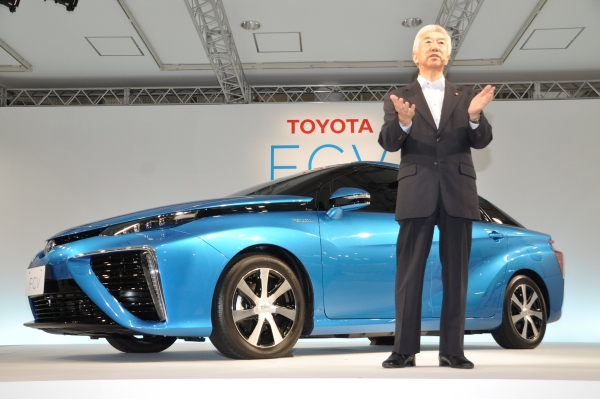 トヨタ自動車は、セダンタイプの新型燃料電池自動車（FCV）を2014年度内に販売すると発表した。