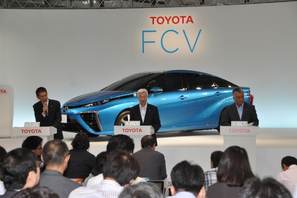 トヨタ自動車は、セダンタイプの新型燃料電池自動車（FCV）を2014年度内に販売すると発表した。