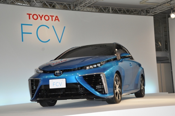 トヨタ自動車は、セダンタイプの新型燃料電池自動車（FCV）を2014年度内に販売すると発表した。