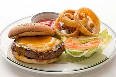 ウルフギャング・ステーキハウス、人気ランチ・クラシックバーガーを期間限定で1000円オフ