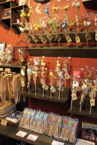 ことりカフェは、伝統飴細工専門店「あめ細工 吉原」とのコラボレーション商品を販売する。