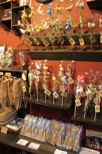 ことりカフェは、伝統飴細工専門店「あめ細工 吉原」とのコラボレーション商品を販売する。