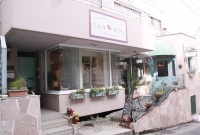 ことりカフェは、伝統飴細工専門店「あめ細工 吉原」とのコラボレーション商品を販売する。 ことりカフェは、伝統飴細工専門店「あめ細工 吉原」とのコラボレーション商品を販売する。