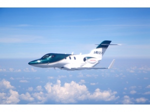 初飛行に成功した「Honda Jet」量産1号機。この機体はパールグリーンにメタリックゴールドのストライプの塗装を施されているが、量産機には数種のカラーリングが用意される。