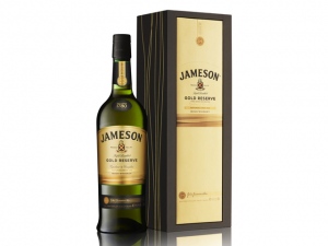 アイリッシュ・ウイスキーの一大ブランド「JAMESON(ジェムソン)」からプレミアムなボトルが発売される。「JAMESON GOLD RESERVE」。700ml、アルコール度数40%、希望小売価格9000円。 アイリッシュ・ウイスキーの一大ブランド「JAMESON(ジェムソン)」からプレミアムなボトルが発売される。「JAMESON GOLD RESERVE」。700ml、アルコール度数40%、希望小売価格9000円。