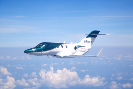 小型ビジネスジェット機「HondaJet」量産1号機の初飛行の様子（写真提供：ホンダ）