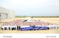 量産1号機の初飛行を祝うHACIの従業員たち（写真提供：ホンダ）