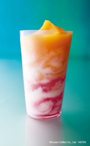 ドトールコーヒーは、森永乳業との共同販促活動の第2弾として、「フローズンマンゴー〜ヨーグルト＆アセロラ・クランベリー」を3日から夏季限定で販売する。