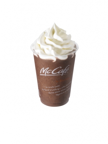 日本マクドナルドは、本格カフェコーヒーを提供する「McCafe by Barista」で、夏の人気メニュー「チョコフラッペ」と「ストロベリースムージー」を11日から期間限定で販売する。