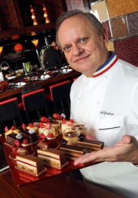 オイシックスの運営する「Oiチカ」は、フランス料理界の巨匠ジョエル・ロブション氏監修の「ラ ブティックドゥジョエル・ロブション」とパウンドケーキの2回目のコラボレーションとして「ケークアナナスココ」を2,000個限定で販売する。