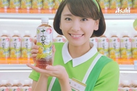 アサヒ飲料は、女優の新垣結衣を起用した「アサヒ 十六茶」の新テレビCM第3弾「十六茶 夏」編の放映を開始した。