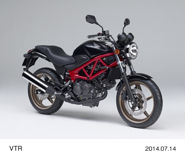 ホンダが一部改良して18日に発売する250ccのロードスポーツモデル「VTR」 (グラファイトブラック)