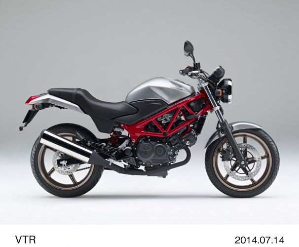 ホンダが一部改良して18日に発売する250ccのロードスポーツモデル「VTR」 (デジタルシルバーメタリック)