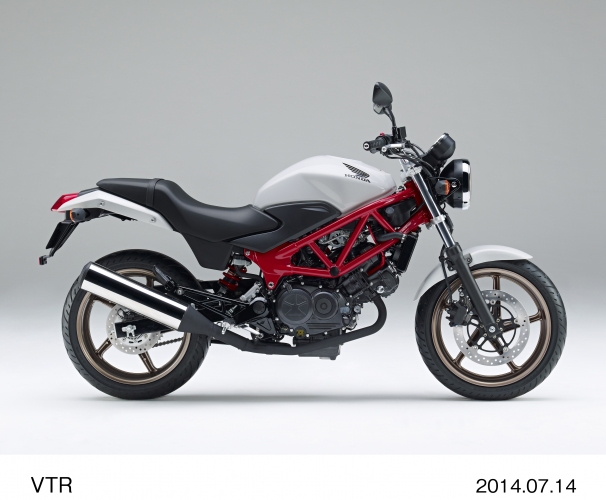 ホンダが一部改良して18日に発売する250ccのロードスポーツモデル「VTR」 (パールサンビームホワイト)