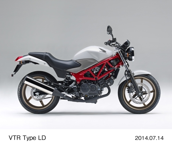 ホンダが一部改良して18日に発売する250ccのロードスポーツモデル「VTR Type LD」 (パールサンビームホワイト)