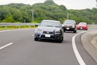 デンソーが6月下旬から実施している運転支援技術の公道試験の風景（先頭の車両が試験車、同社の発表資料より）