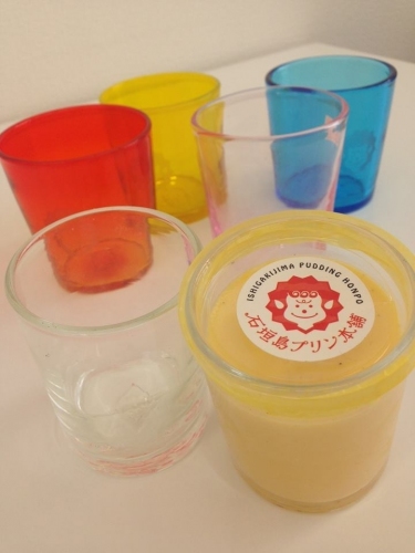 沖縄県のプリン専門店・石垣島プリン本舗は、「琉球ガラス」に入ったプリン「琉球ガラス入りプリン」の販売を開始した。
