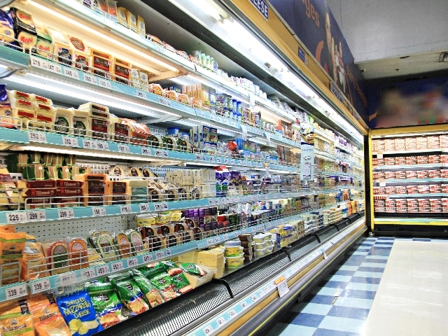 世界で廃棄される食料品は年間13億トンにのぼり、生産量の3分の1にも及んでいる。日本でも年間800万トンが廃棄されており、国は対策を講じている。食品業界の常識である納品期限を見直し、フードロスの大幅な削減に向けて、ワーキングチームが実証実験の真っ最中だ。