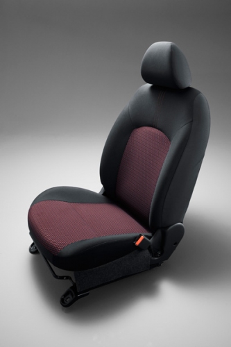 日産自動車は今秋発売予定の「ノート NISMO」を初公開した。