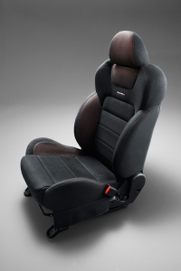 日産自動車は今秋発売予定の「ノート NISMO」を初公開した。