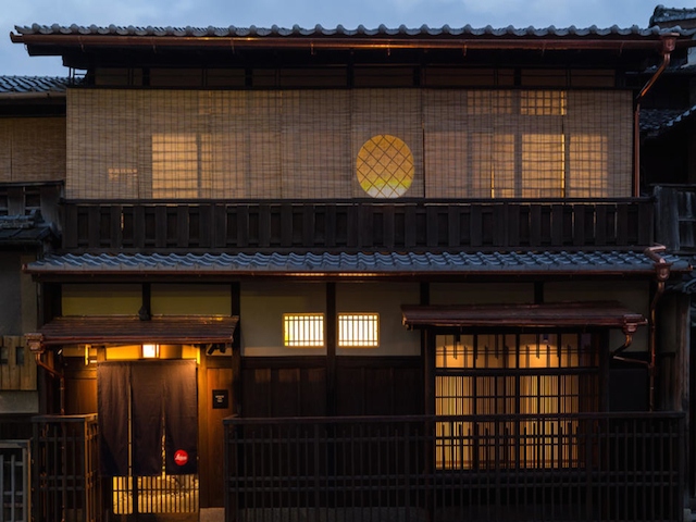 今年3月にオープンしたライカ京都店には度肝を抜かれる。築100年の2階建て町屋建築を、当時の構造をそのままに梁や柱など使える木材を活かして匠の技で再生させ、そこにライカの世界観をマリアージュしている。