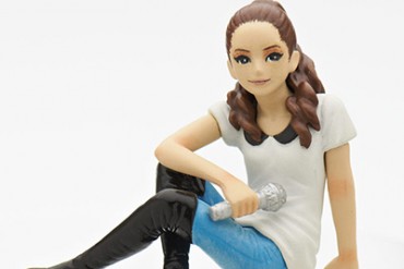 安室奈美恵とコップのフチ子がコラボ「コップのフチのアムロ」