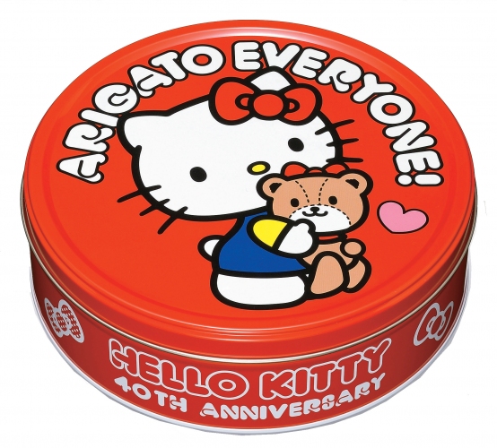 ブルボンは、「ハローキティ」誕生40周年を記念して、ハローキティ型のクッキーと花型のクリーム入りクッキーを詰合せた「バタークッキー缶」と「ココアクッキー缶」を8月5日(火)から期間限定で発売する。
