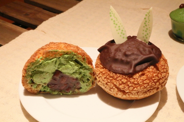 銀座ショコラストリートの人気店「ニコラシャール」に、8月の新作うさぎシュークリーム「抹茶あずき」が登場した。
