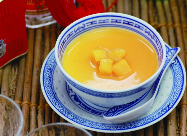 中国ラーメン揚州商人は、フレッシュな南国フルーツソースをたっぷりと使った「トロピカル杏仁豆腐」を、4日から夏季限定で販売する。