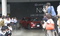 「レクサス」（LEXUS）初のコンパクトクロスオーバーSUV「NX」がトヨタ九州宮田工場でラインオフした。（写真提供：トヨタ自動車）